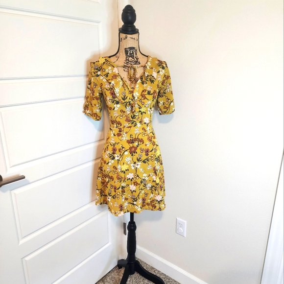 Topshop Dresses & Skirts - TOPSHOP Floral Yellow Dress size US 2